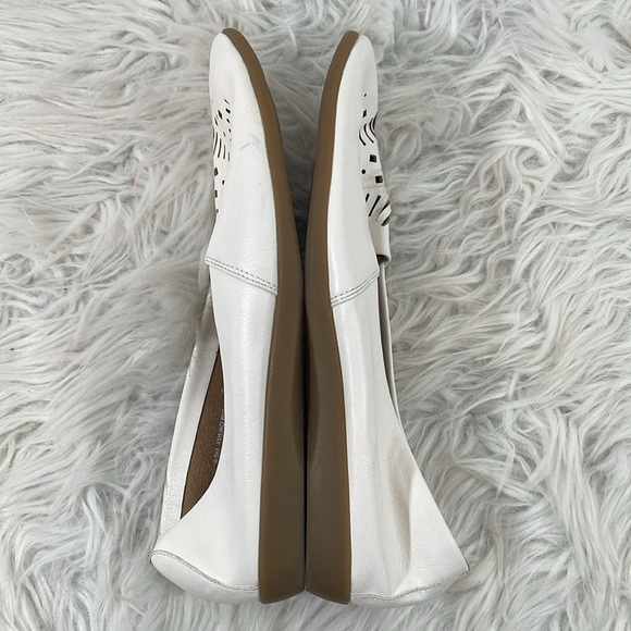 A2 by Aerosoles Trend Right White Faux Leather Cut-Out Slip On Loafers Size 9.5 - Picture 9 of 12